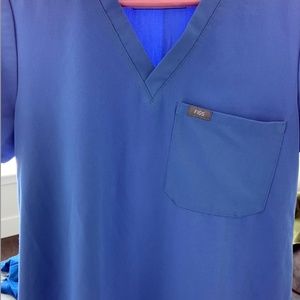 FIGS  Catarina One Pocket Scrub Top - CEIL BLUE